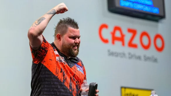 Der Engländer Michael Smith (ENG) jubelt in Wolverhampton über seinen ersten Major-Titel. - © Christopher Neundorf/Deutsche Presse-Agentur GmbH/dpa/Archivbild