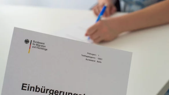 Der Einb&uuml;rgerungstest gilt als bestanden wenn 17 aus 33 Fragen richtig beantwortet wurden. - &copy; Lino Mirgeler/dpa-tmn