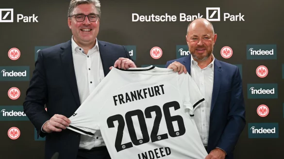 Eintracht-Vorstandssprecher Axel Hellmann (l) und Frank Hensgens, Indeed-Deutschland-Gesch&auml;ftsf&uuml;hrer. - &copy; Arne Dedert/dpa