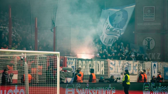 Fans von Malm&ouml; FF brennen Bengalische Feuer ab. - &copy; Andreas Gora/dpa