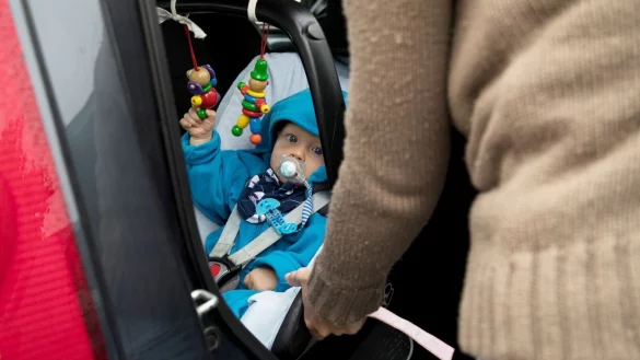 Der Nachwuchs sollte anfangs nur in Babyschalen und sp&auml;ter - bis zu einem gewissen Alter - in Kindersitzen im Auto mitfahren. - &copy; Christin Klose/dpa-tmn