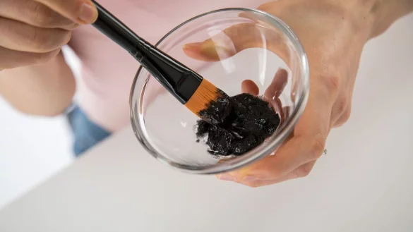 Reinigungsmasken sollen f&uuml;r ein feineres Hautbild sorgen. Doch nicht alle kommen laut &laquo;&Ouml;ko-Test&raquo; ohne bedenkliche Inhaltsstoffe aus. - &copy; Christin Klose/dpa-tmn