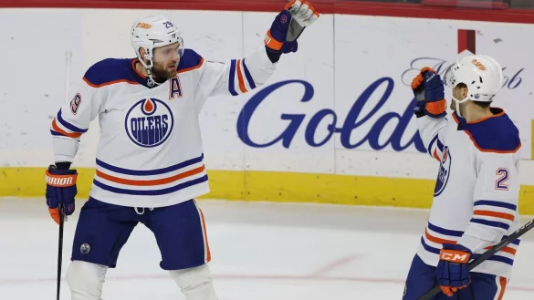 Leon Draisaitl (l) feiert den Sieg seiner Edmonton Oilers. - &copy; Stacy Bengs/AP/dpa