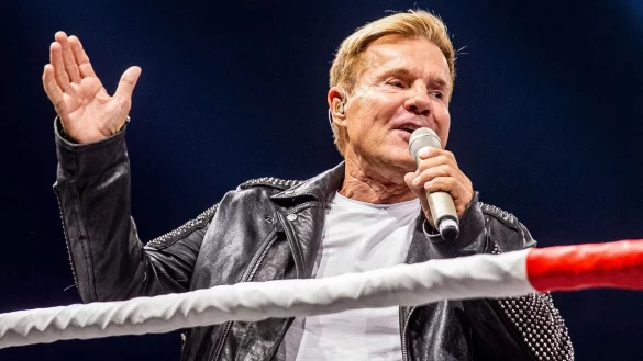 Dieter Bohlen, Musikproduzent und DSDS-Juror singt beim Event "Beat & Box" in einem Boxring. - &copy; Marco Steinbrenner/dpa/Archiv