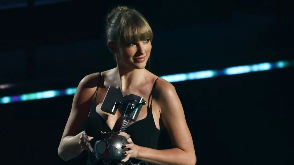 Taylor Swift freut sich &uuml;ber die Auszeichnung in der Kategorie "Best Longform Video" bei der Verleihung der MTV Europe Music Awards im PSD Bank Dome. - &copy; Rolf Vennenbernd/dpa