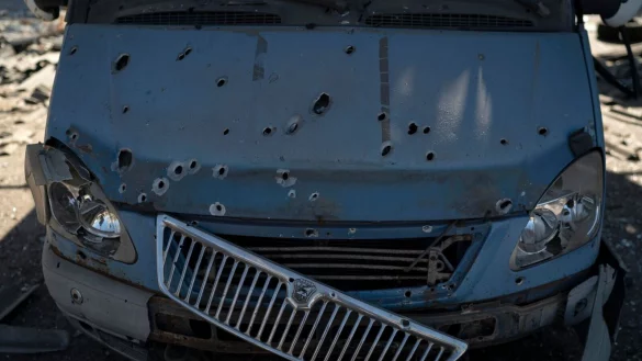 Nach ukrainischen Behördenangaben wurde Saporischschja von russischen Truppen angegriffen. In der frontnahen Großstadt im Süden wurden demnach Teile der Infrastruktur getroffen. - © Leo Correa/AP/dpa