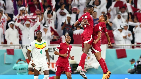 Katars Mohammed Muntari (2.v.r) jubelt mit Pedro Miguel nach seinem Tor zum 1-2 gegen den Senegal. - © Ding Xu/XinHua/dpa