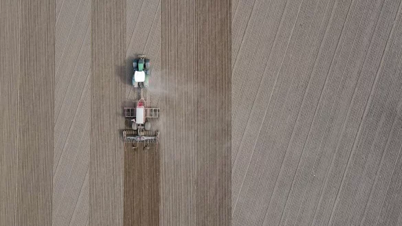 Ein Landwirt bringt Saatgut in den Boden aus. - © Patrick Pleul/dpa/Symbolbild