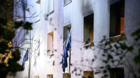 Durch die Explosion gingen auch etliche Fenster zu Bruch. - © Jonas Walzberg/dpa