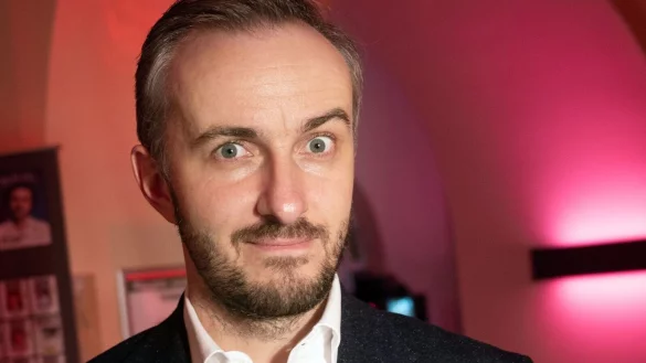 Der TV-Entertainer Jan B&ouml;hmermann moderiert die Sendung &laquo;ZDF Magazin Royale&raquo;. - &copy; Christophe Gateau/dpa/Archiv
