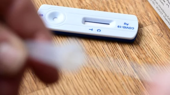 Mehrere Indiktaoren deuten darauf hin, dass die Corona-Herbstwelle einen D&auml;mpfer bekommen hat. - &copy; Bernd Wei&szlig;brod/dpa