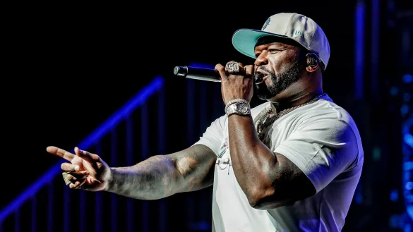 Er ist der originale &laquo;P.I.M.P.&raquo;: Rapper 50 Cent hat seinen Fans in Hamburg eingeheizt. - &copy; Axel Heimken/dpa