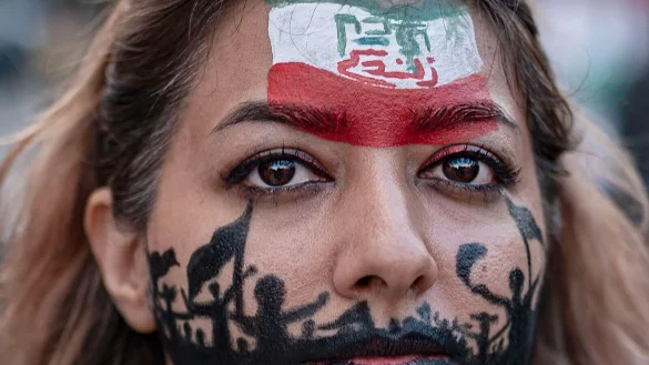 Eine Frau mit bemaltem Gesicht demonstriert in Barcelona gegen das iranische Regime. Rund 300 Menschen hatten sich in Barcelona versammelt, um f&uuml;r die Rechte der Frauen im Iran zu demonstrieren. - &copy; Lorena Sop&ecirc;na/EUROPA PRESS/dpa