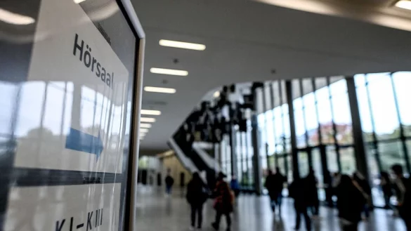Studierende gehen Richtung H&ouml;rsaal. - &copy; Britta Pedersen/dpa/Symbolbild