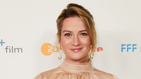 Schauspielerin Nina Gummich bei einer Filmpremiere. - &copy; Annette Riedl/dpa/Archivbild