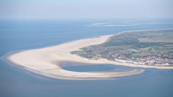 Die ostfriesische Insel Borkum. Zu der umstrittenen Erdgasf&ouml;rderung in der Nordsee sind bei den Beh&ouml;rden rund ein Dutzend Einw&auml;nde eingegangen. - &copy; Sina Schuldt/dpa