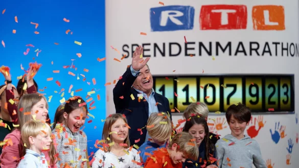 Moderator Wolfram Kons freut sich &uuml;ber das Spendenergebnis. - &copy; Henning Kaiser/dpa