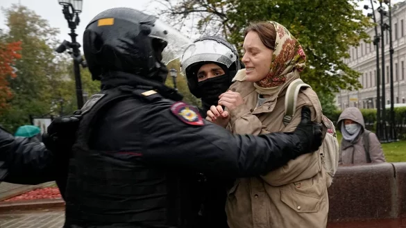 Polizisten halten während einer Demonstration in Moskau im September eine Frau fest. - © Uncredited/AP/dpa