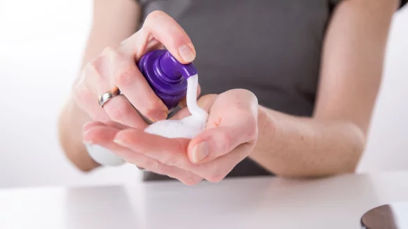 Viele Schaumfestiger enthalten Silikone oder Kunststoffe auf Erd&ouml;lbasis, um dem Haar mehr Halt zu geben. Doch es gibt umweltfreundlichere Alternativen. - &copy; Christin Klose/dpa-tmn