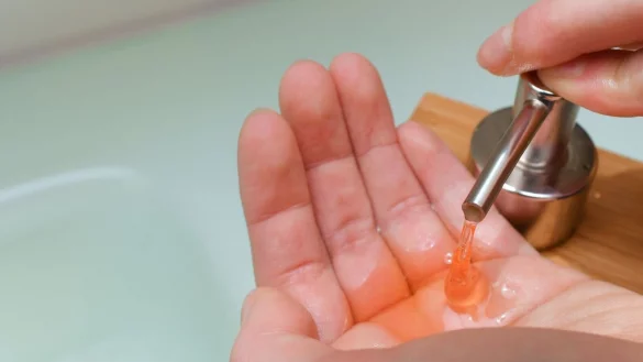 Wer Plastikm&uuml;ll einsparen will, kann fl&uuml;ssige Handseifen auch im Nachf&uuml;llpack kaufen. - &copy; Patrick Pleul/dpa-Zentralbild/dpa-tmn