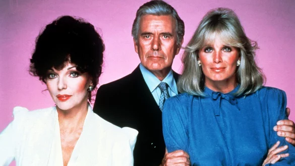 Die Schauspieler Joan Collins als Alexis Carrington (l-r), John Forsythe als ihr geschiedener Mann Blake Carrington und Linda Evans als seine neue Ehefrau Krystle Carrington in der US-Serie &laquo;Denver-Clan&raquo;. - &copy; Bert Reisfeld/dpa