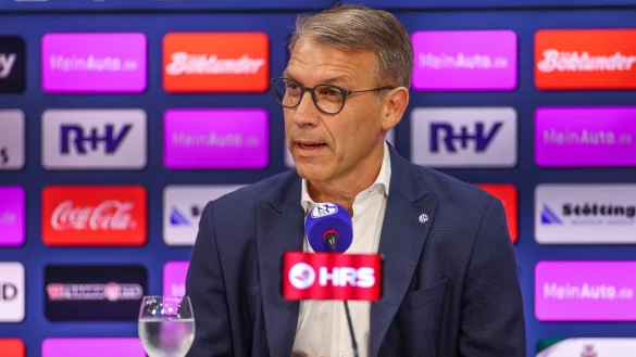 Schalkes Sportvorstand Peter Kn&auml;bel beantwortet die Fragen der anwesenden Journalisten. - &copy; Tim Rehbein/Deutsche Presse-Agentur GmbH/dpa