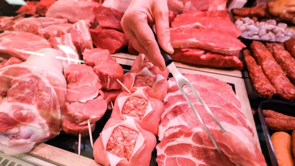 Verschiedene Sorten Schweinefleisch und Rindfleisch liegen in einer Fleischtheke in einem Supermarkt. - &copy; Jan Woitas/dpa-Zentralbild/dpa
