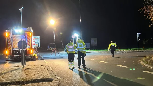 Feuerwehr und Polizei im Einsatz an der Unfallstelle. - &copy; Feuerwehr Sankt Augustin/dpa