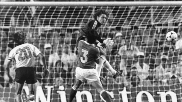 Torwart Schumacher springt w&auml;hrend des WM-Halfinalspiels aus vollem Lauf Patrick Battiston an. - &copy; -/dpa/Archivbild