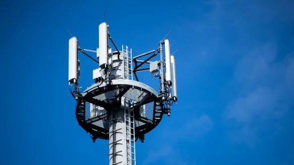 Ein Mast mit verschiedenen Antennen von Mobilfunkanbietern vor blauem Himmel. - &copy; Jens B&uuml;ttner/dpa-Zentralbild/dpa