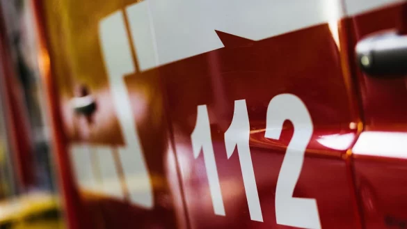 Ein Feuerwehrfahrzeug steht auf dem Hof eines Feuerwehrger&auml;tehauses. - &copy; Philipp von Ditfurth/dpa/Symbolbild