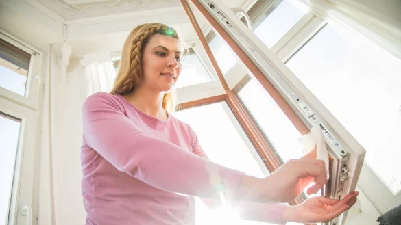 Die Dichtungen der Fenster halten sich l&auml;nger, wenn man sie regelm&auml;&szlig;ig pflegt. - &copy; Christin Klose/dpa-tmn