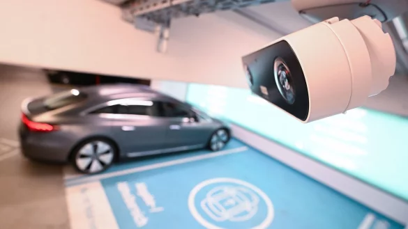 Ein autonom parkendes Auto steht auf einer Abstell- und Abholfl&auml;che in einem Parkhaus am Stuttgarter Flughafen. Im Vordergrund rechts die f&uuml;r das autonome Parken n&ouml;tige Kameratechnik von Bosch. - &copy; Bernd Wei&szlig;brod/dpa