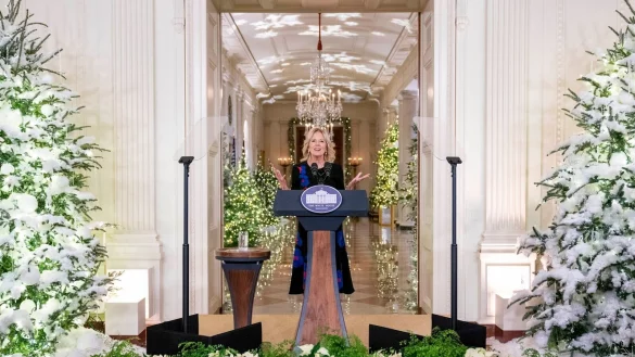 Jill Biden spricht bei der Enth&uuml;llung des diesj&auml;hrigen Weihnachtsthemas des Wei&szlig;en Hauses im East Room des Pr&auml;sidentensitzes. - &copy; Andrew Harnik/AP/dpa