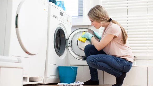 Kann man nur mit heißem Wasser ausreichend gut putzen? - © Christin Klose/dpa-tmn