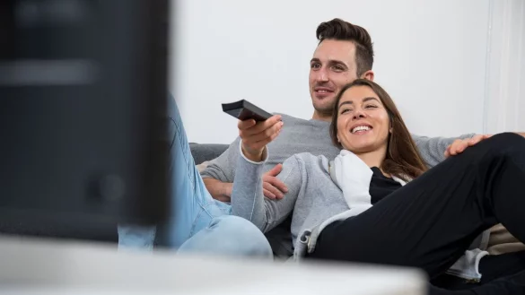 Normalerweise d&uuml;rfen nur zusammenlebende Menschen ein Streaming-Konto gemeinsam nutzen. - &copy; Christin Klose/dpa-tmn