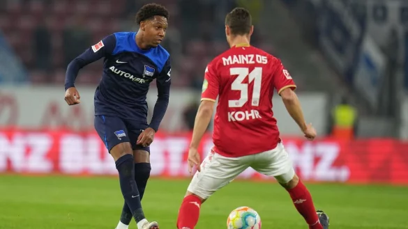 Nach seiner Hodenkrebsoperation ist Jean-Paul Boetius(l) wieder im Hertha-Mannschaftstraining. - © Thomas Frey/dpa