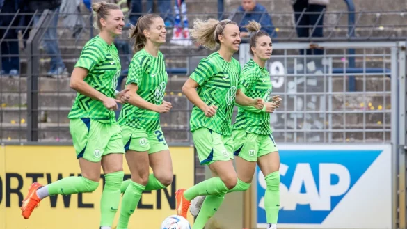 Wolfsburgs Spielerinnen freuen sich auf die Champions League. - © Andreas Gora/Deutsche Presse-Agentur GmbH/dpa