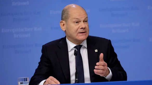 Bundeskanzler Olaf Scholz sieht im Wiederaufbau der Ukraine nach dem Ende des Angriffskriegs eine jahrzehntelange Aufgabe der Weltgemeinschaft. - &copy; Olivier Matthys/AP/dpa