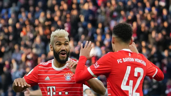 Bayerns Eric Maxim Choupo-Moting (l) und Bayerns Jamal Musiala (r) bejubeln das 1:0. - © Soeren Stache/dpa/Archivbild
