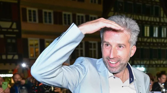 Boris Palmer, der alte und neue Oberb&uuml;rgermeister von T&uuml;bingen, kommt nach seiner Wiederwahl auf den Marktplatz und empf&auml;ngt Gl&uuml;ckw&uuml;nsche. - &copy; Bernd Wei&szlig;brod/dpa