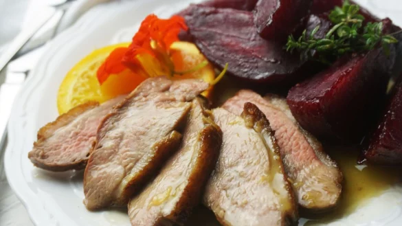 Die Orangensoße verleiht der Entenbrust eine fruchtige Note. - © Doreen Hassek/hauptstadtkueche.blogspot.com/dpa-tmn