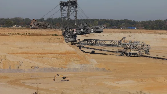 Ein Braunkohle Radschaufelbagger gräbt sich neben Lützerath durch die Landschaft. - © David Young/dpa/Archivbild
