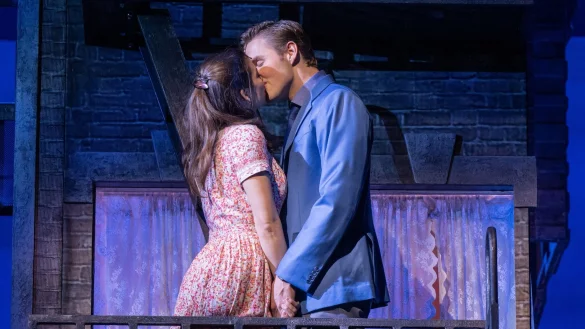 Maria und Tony (Melanie Sierra und Jason Webster) in der Neuinszenierung des Musicals &laquo;West Side Story&raquo; im Deutschen Theater in M&uuml;nchen. - &copy; Peter Kneffel/dpa