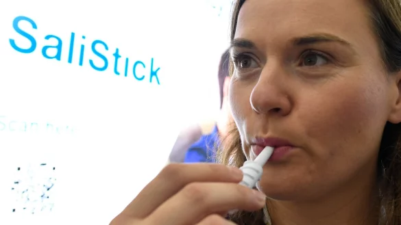 Die israelische Firma Salignostics pr&auml;sentiert auf der Medica einen Schwangerschaftstest (SaliStick), der mit Speichel funktioniert. - &copy; Roberto Pfeil/dpa