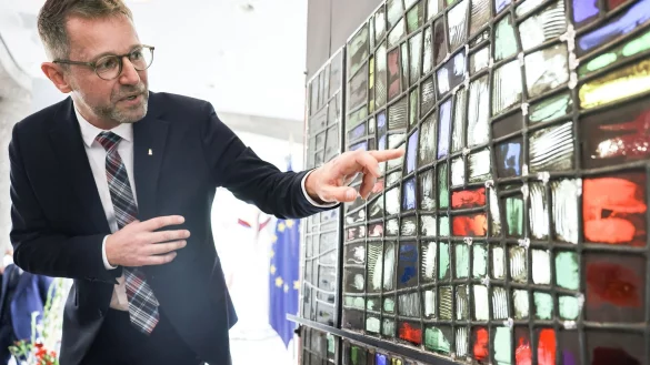 Peter F&uuml;ssenich, Dombaumeister, erl&auml;utert an einem Fenster aus der Kirche Notre-Dame die Restaurierungsarbeiten. - &copy; Oliver Berg/dpa