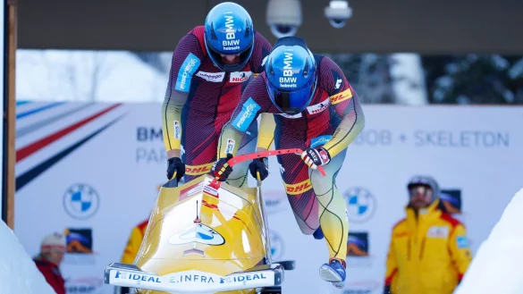 Francesco Friedrich (vorne) und Thorsten Margis beim Zweierbob-Weltcuprennen am Start. - &copy; Jeff Swinger/AP/dpa