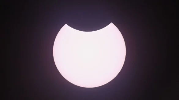 Bei einer partiellen Sonnenfinsternis wird nur ein kleiner Teil der Sonne vom Mond verdeckt. - &copy; Patrick Pleul/dpa-Zentralbild/dpa