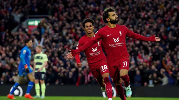 Mohamed Salah (r) bejubelt seinen Siegtreffer. - &copy; Peter Byrne/PA Wire/dpa