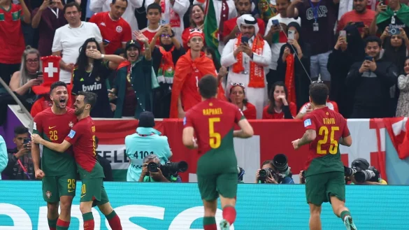 Portugals Goncalo Ramos (l) jubelt nach seinem Tor zum 5:1. - © Tom Weller/dpa